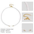 Vista detallada de collar de perlas blancas con cierre de oro de 14K y cadena de acero inox - Oro de 14K