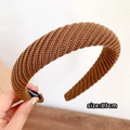 Braunes gestricktes breites Stirnband mit vertikaler Rippenstruktur und klobigem Design - Kaffeebraun