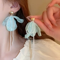 Pendientes de flores de tul azul claro con borlas de perlas y corazones dorados en modelo - Pétalos de Tul Azul Claro Con Pendiente de Corazón Dorado (2#银针-绿色-金色-花朵)