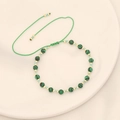 Dettaglio di un bracciale intrecciato con perle di malachite verde e perline dorate - Stile Intrecciato con Perline Verdi (5#孔雀石)