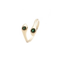 Dettaglio di due teste di serpente con pietre verdi su un anello placcato in oro - Aperto Regolabile / Doppia testa di serpente pietra verde