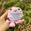 Handgemachte gehäkelte rosa Oktopus-Puppe mit Motivationskarte in der Hand - Rosa Oktopus