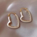 Pendientes de corazón dorados con esmalte blanco y circonitas sobre fondo de seda - Blanco