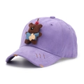 Détail d'une casquette en coton violette usée avec un patch ours en peluche 3D - Taille unique / Violet