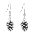 Vue détaillée des boucles d'oreilles pomme de pin argentées avec texture naturelle - Argent Antique