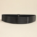 Detail van zwarte brede elastische riem met gouden sluiting en geribbelde textuur - Klein / Zwart
