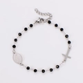 Vista macro de pulsera de rosario de acero inoxidable con cuentas negras y cruz - Color Acero
