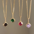Dettaglio di catene cubane dorate con ciondoli quadrati in pietre preziose varie - Stile Zirconia Verde