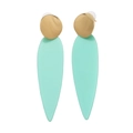 Boucles d'oreilles dorées élégantes avec pendentifs feuilles vert menthe sur fond blanc - Vert