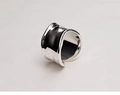 Bague large argentée minimaliste ajustable avec une surface polie et réfléchissante - Bague