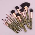 Detail van 15 zwart-gouden make-up borstels met bloemenpatroon en zachte verloopborstelharen - Set van 15 Gedessineerde Zwarte Make-up Kwasten