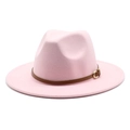 Detail van roze wollen fedora hoed met bruine leren band en een gouden metalen gesp - M (56-58cm) / Roze