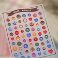 Autocollants à ongles 3D en relief motif boutons colorés avec cœurs et étoiles rétro - Style de Bouton Gaufré (kx-485)