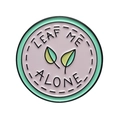 Emaille-Anstecknadel in Rosa und Grün mit Leaf Me Alone Text und Blatt-Design - Rosa Minzgrün-Leaf Me Alone