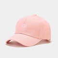 Detailaufnahme der rosa Baumwoll-Basecap mit hochwertiger weißer Kronen-Stickerei - Verstellbar / Rosa