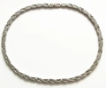 Gros plan du bracelet en alliage argenté à motif de dragon avec fermoir déployant robuste - Collier en Argent
