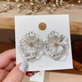 Minimalistische klare Kristall Blumenstecker mit Silberstiften auf einer Karte - Silbernadel Blumenstil / Gold