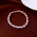 Detailaufnahme des rosa Kristallarmbands auf roter Seide mit Zirkonia-Verzierung - Silber-Rosa (Quadratisch)