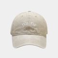 Dettaglio del cappellino da baseball kaki lavato con ricamo bianco della scritta FEELINGS - Regolabile / Beige