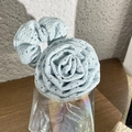 Hellblaues Blumen-Haargummi mit Hohlpunktmuster für Damen-Pferdeschwanzfrisuren - Klassisch / Blaugrün
