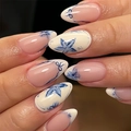 Kurze Mandel-Kunstnägel mit blauem Porzellan-Blumenmuster und Schleifen-Akzenten - Blaues Blumen-Schleifen-Stil (JP3757)