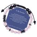 Detalle de pulsera de código Morse con cristal rosa y cuentas negras en una tarjeta - Para Mi Abuela