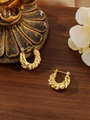 Dettaglio di orecchini a cerchio intrecciati in acciaio placcato oro 18k su base vintage - Stile Cerchio Intrecciato (ZHE768金) / Oro