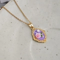 Detalle de colgante ovalado vintage con esmalte morado y rosa 3D en cadena oro - Púrpura