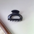 Dettaglio di una piccola pinza per capelli nera in acetato con scritta dorata fatta a mano - 7#Nero