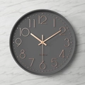 Moderne 14-Zoll Wanduhr in Dunkelgrau mit roségoldenen Ziffern und leisem Uhrwerk - Grauer Rahmen Graues Zifferblatt Roségoldene Ziffern