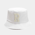 Détail d'un chapeau bob blanc avec écusson lettre R texturé en tissu bouclé beige - M (56-58cm) / Blanc