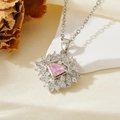 Détail macro du collier en argent avec pierre triangle rose et entourage en micro-pavage - Collier Bouquet de Fleurs Zircon Rose Argenté T017