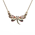 Collar con colgante de libélula dorada y piedras de circón de colores sobre fondo blanco - Libélula Circonia Colorida (ML-CN01267YH)