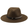 Dettaglio cappello fedora in paglia marrone con nastro decorato e borchie metalliche - M / caffè