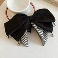 Dettaglio di una grande molletta per capelli in raso nero con tessuto a righe e perline - Pinza per capelli / Righe Bianco e Nero