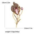 Details der Maße der goldenen Blumenbrosche mit rosa Strasssteinen und 13,0g Gewicht - Lila 3830-PU