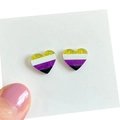 Gros plan de boucles d'oreilles cœur pailletées drapeau non binaire sur carte - Style Cœur Drapeau Non-binaire (10)