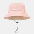 Dettaglio di cappello alla pescatora rosa con cuciture rinforzate e cordino antivento grigio - M (56-58cm) / Rosa