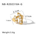 Makroaufnahme des vergoldeten Vintage Perlenrings mit gehämmerter Metalloberfläche - Einstellbar Offen / Gold Unregelmäßiger Lava-Stil (NB-R2023184-G)