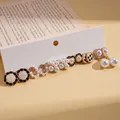 Elegante set da 6 paia di orecchini con camelie, perle e ciondoli a cuore - Silver Earring Post - Bianco (Set da 12 pezzi)