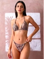 Detalle de bikini con estampado de leopardo, top de cuello halter y colgante de metal - S / Estampado de leopardo
