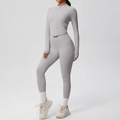 Détail d'un ensemble de yoga gris clair avec veste zippée cintrée et legging - Gris Givré