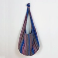 Dettaglio ravvicinato della trama a righe e dei colori della borsa hobo intrecciata - Righe Blu