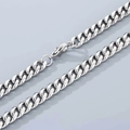 Detailansicht der silbernen Edelstahl-Cuban-Kette mit sicherem Karabinerverschluss - 8mm Breite-Karabinerverschluss-45cm Länge
