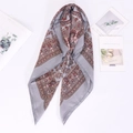Détail d'un foulard gris vintage en coton et lin avec des motifs paisley ethniques - 70*70cm / Gris