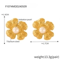 Dettaglio orecchini floreali placcati oro 18K con perla e specifica altezza di 1,9 cm - Stile Fiore d'Oro