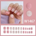 Détail d'ongles adhésifs roses avec motifs de fleurs blanches et accents dorés, modèle W1467 - W1467 Rose Avec Fleurs Blanches