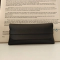 Custodia per occhiali minimalista in ecopelle nera con texture morbida e patta - Nero