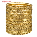 Set mit 19 goldenen Armreifen im Punk-Stil mit verschiedenen strukturierten Mustern - 19er-Set / Gold