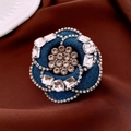 Detail van blauwe denim bloemblooch met rechthoekige strassteentjes op zijde - Blauw